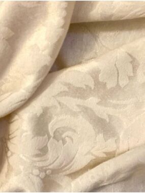 Jacquard Table clothe  100” x 56” Rectangular VGC